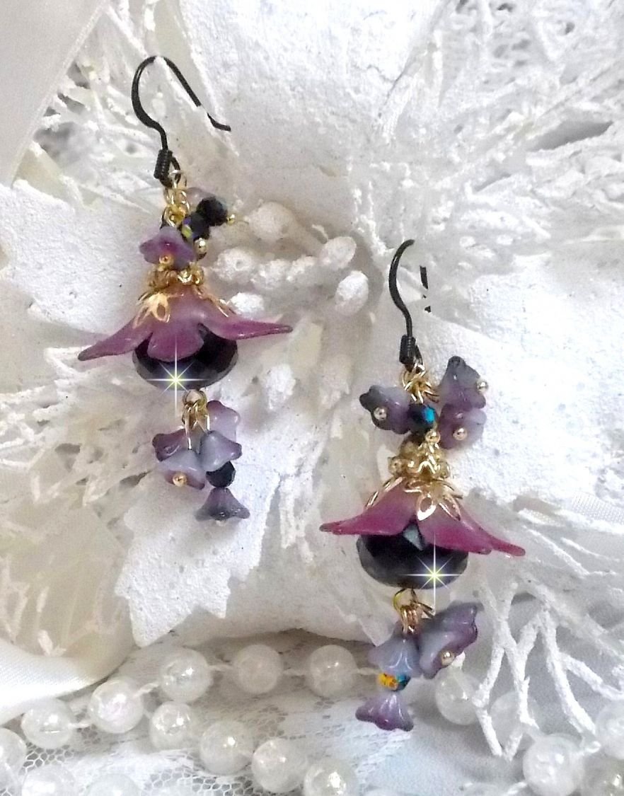 BO Funky Black creato con fiori di lucite dipinti a mano in viola, cristalli, perline di vetro e vari accessori in oro e nero.