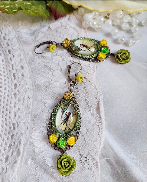 Boucles d'oreilles pendantes fée avec fleurs et cabochons strass.