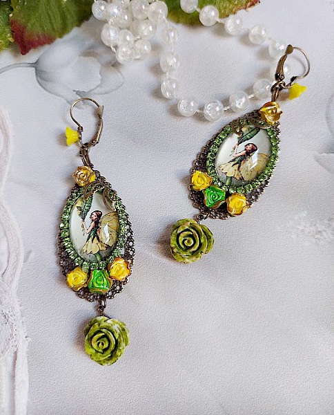 Boucles d'oreilles fée avec cabochons, strass et fleurs polymères.