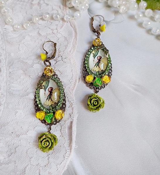 Boucles d'oreilles fée avec cabochons, strass et fleurs polymères.