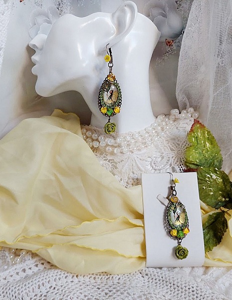 Boucles d'oreilles fée avec fleurs en polymère et cabochons.