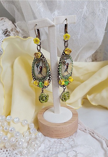 Boucles d'oreilles pendantes fée avec fleurs et cabochons ovales.