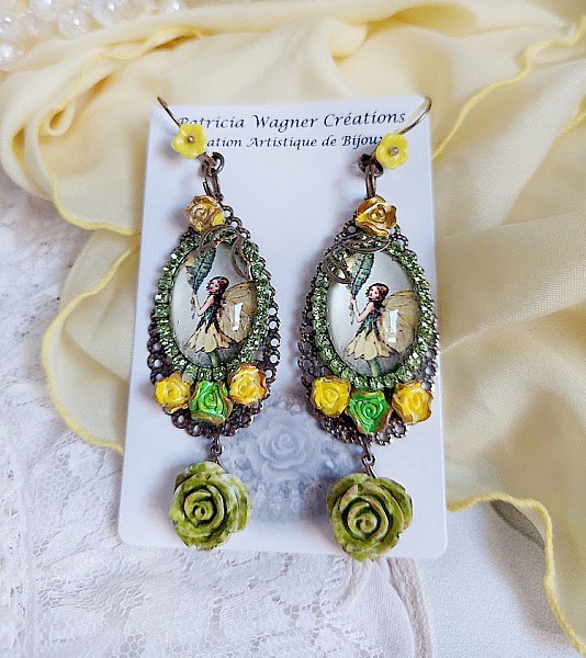 Boucles d'oreilles pendantes fée avec fleurs et cabochons ovales.