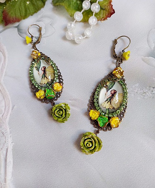 Boucles d'oreilles fée papillon avec cabochons et fleurs polymères.