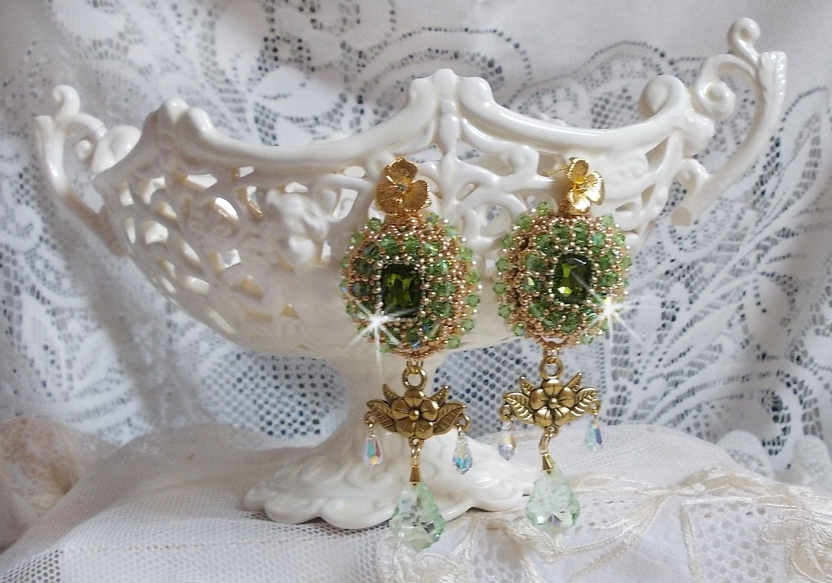 BO Garden Party ricamato con cabochon verdi vintage, cristalli Swarovski, perle e perline Miyuki.