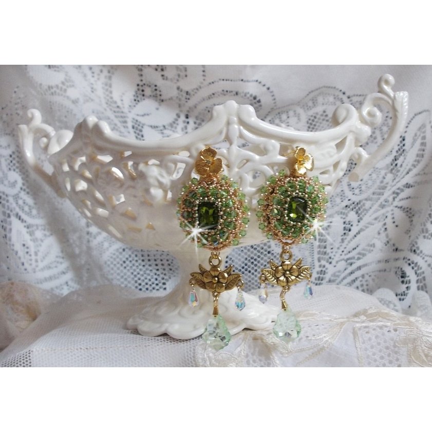 BO Garden Party ricamato con cabochon verdi vintage, cristalli Swarovski, perle e perline Miyuki.