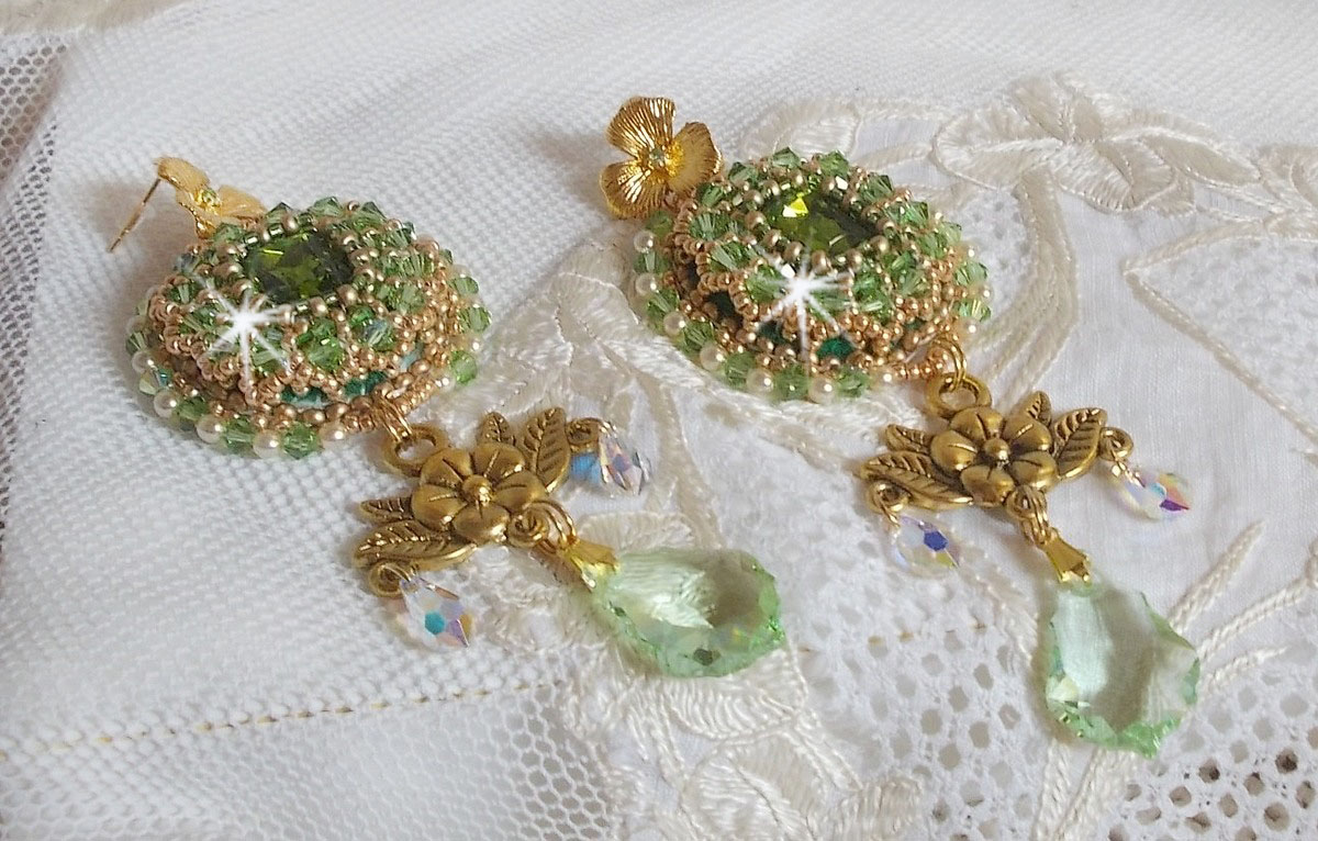 BO Garden Party ricamato con cabochon verdi vintage, cristalli Swarovski, perle e perline Miyuki.