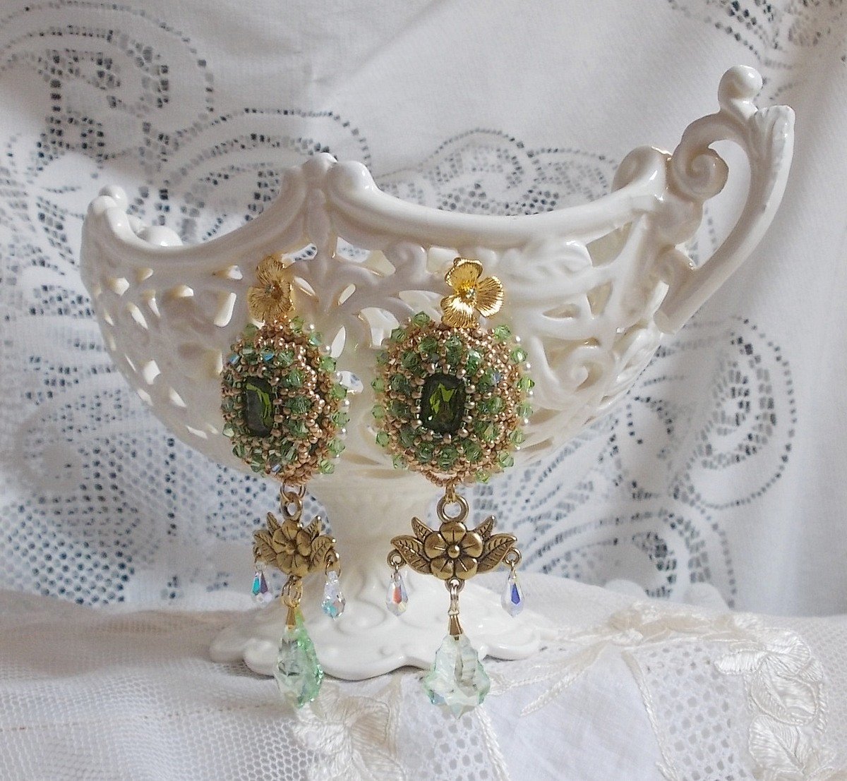 BO Garden Party ricamato con cabochon verdi vintage, cristalli Swarovski, perle e perline Miyuki.