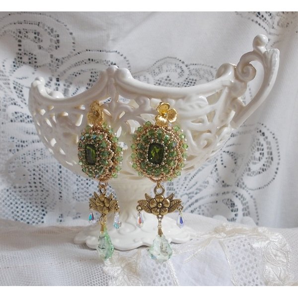 BO Garden Party ricamato con cabochon verdi vintage, cristalli Swarovski, perle e perline Miyuki.