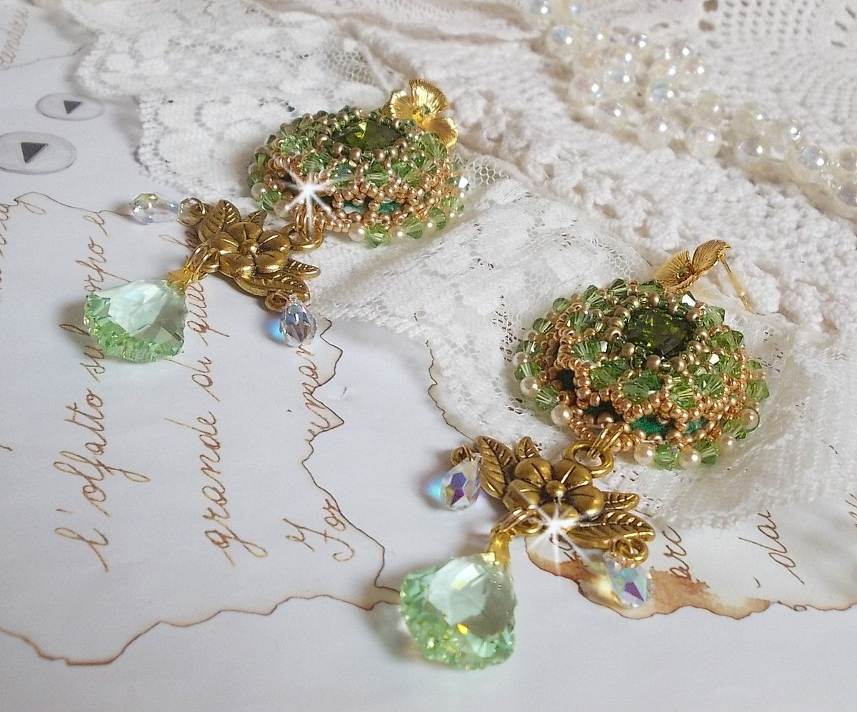 BO Garden Party ricamato con cabochon verdi vintage, cristalli Swarovski, perle e perline Miyuki.