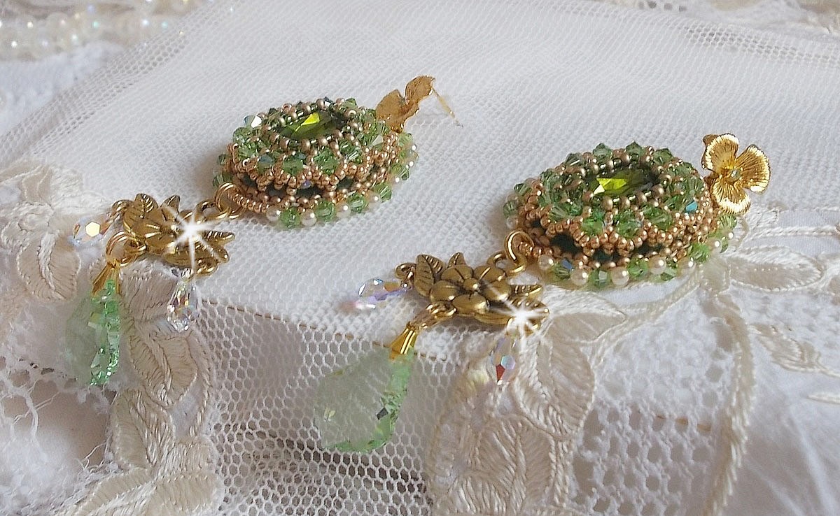 BO Garden Party ricamato con cabochon verdi vintage, cristalli Swarovski, perle e perline Miyuki.