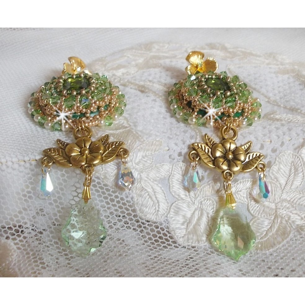 BO Garden Party ricamato con cabochon verdi vintage, cristalli Swarovski, perle e perline Miyuki.