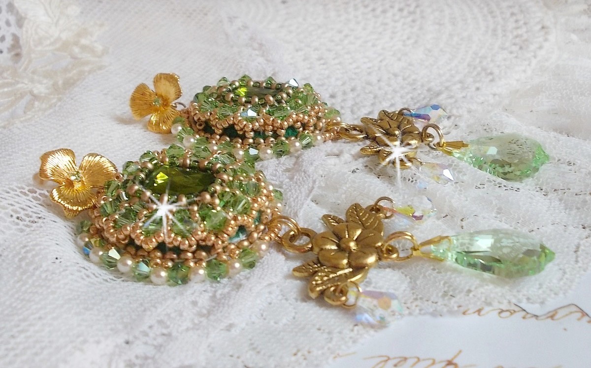 BO Garden Party ricamato con cabochon verdi vintage, cristalli Swarovski, perle e perline Miyuki.