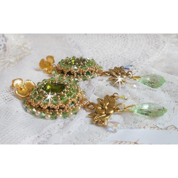 BO Garden Party ricamato con cabochon verdi vintage, cristalli Swarovski, perle e perline Miyuki.