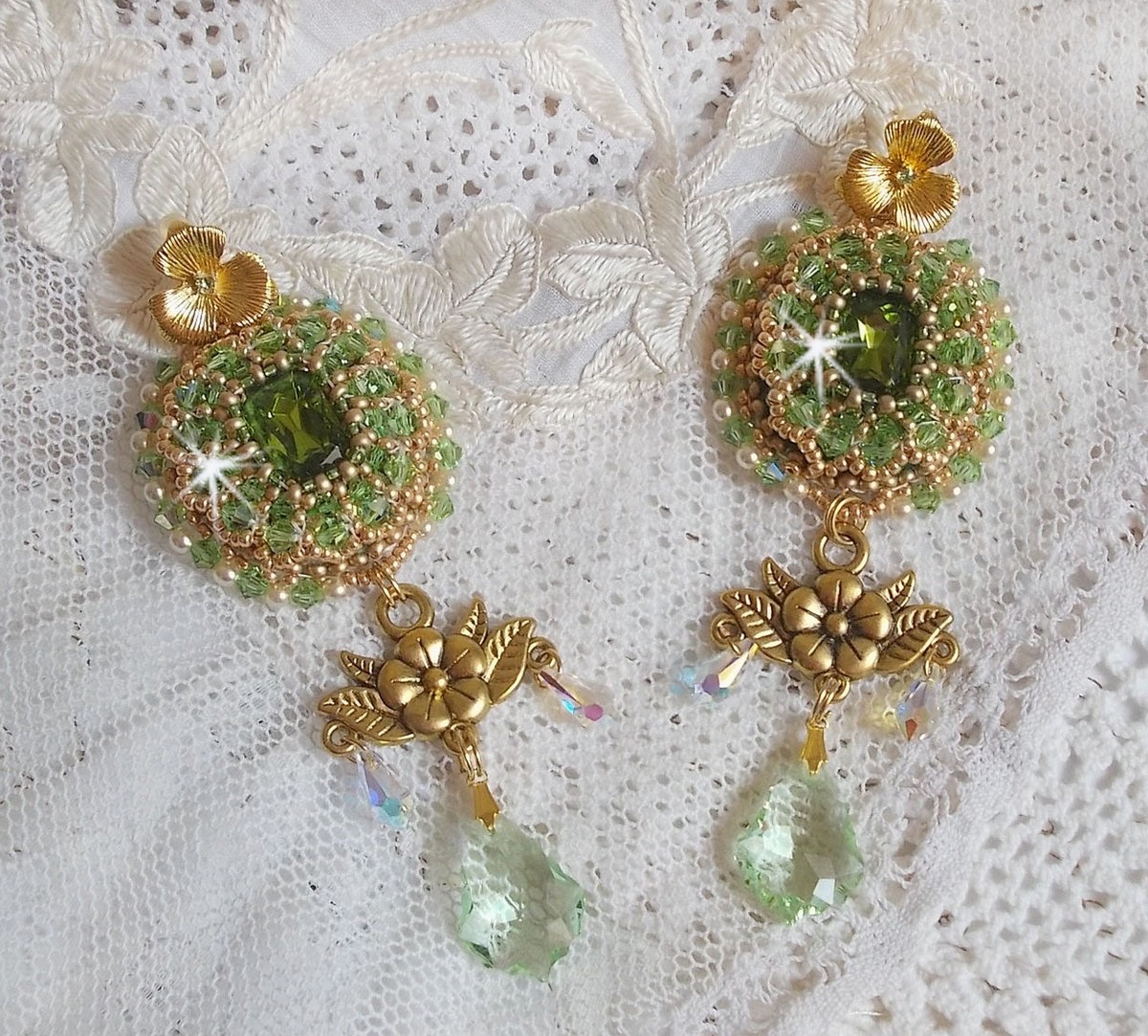 BO Garden Party ricamato con cabochon verdi vintage, cristalli Swarovski, perle e perline Miyuki.