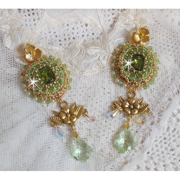 BO Garden Party ricamato con cabochon verdi vintage, cristalli Swarovski, perle e perline Miyuki.