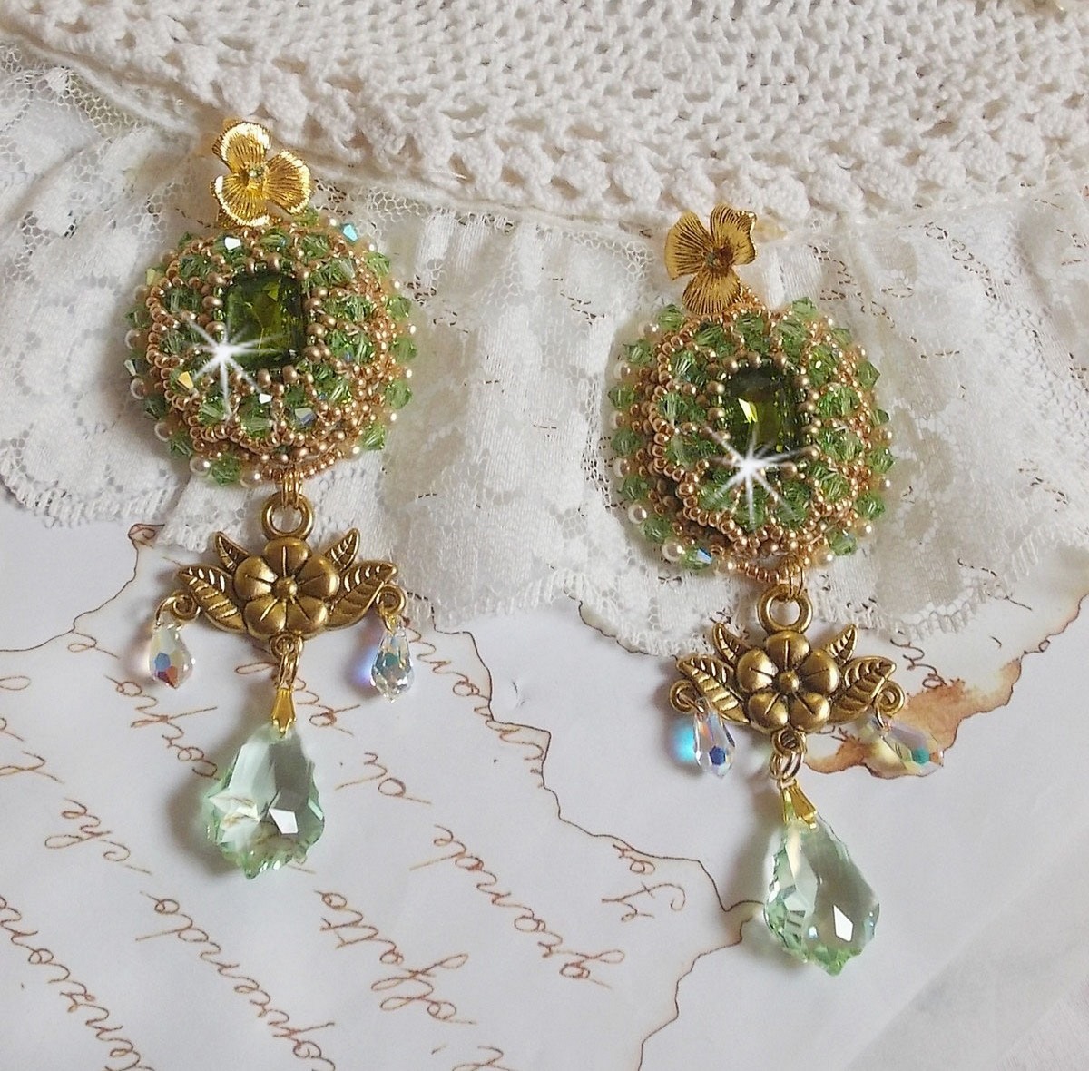 BO Garden Party ricamato con cabochon verdi vintage, cristalli Swarovski, perle e perline Miyuki.