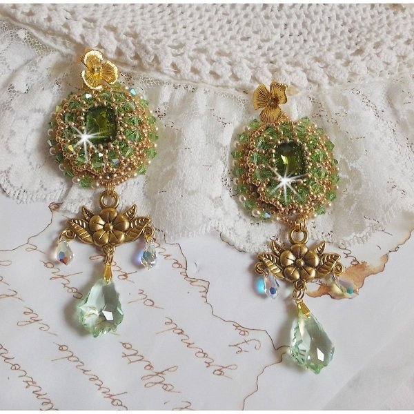 BO Garden Party ricamato con cabochon verdi vintage, cristalli Swarovski, perle e perline Miyuki.