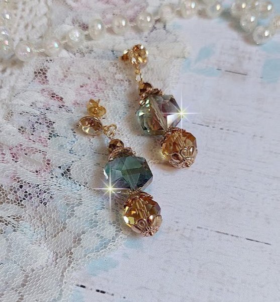 BO Glamour Scintillant mont&eacute;es avec cabochons et perles en Cristal, perles cubes octogonaux cristal &eacute;lectrolytique et clous d'oreilles en laiton dor&eacute;