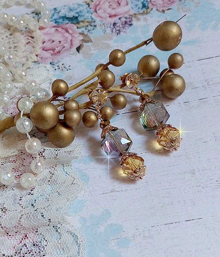 BO Glamour Scintillant montées avec cabochons et perles en Cristal, perles cubes octogonaux cristal électrolytique et clous d'oreilles en laiton doré