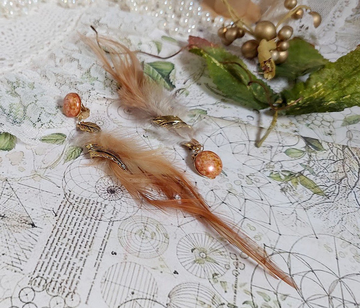 BO Grandes Plumes Ambre montées avec des plumes de Coq effet trois tons Beige, Marron et Blanc, breloques feuilles torsadées Viel Or en Métal, cabochons en Verre sur des clips d’oreill