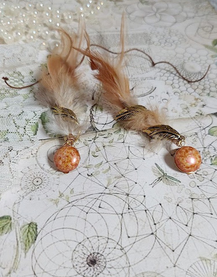 BO Grandes Plumes Ambre montées avec des plumes de Coq effet trois tons Beige, Marron et Blanc, breloques feuilles torsadées Viel Or en Métal, cabochons en Verre sur des clips d’oreill