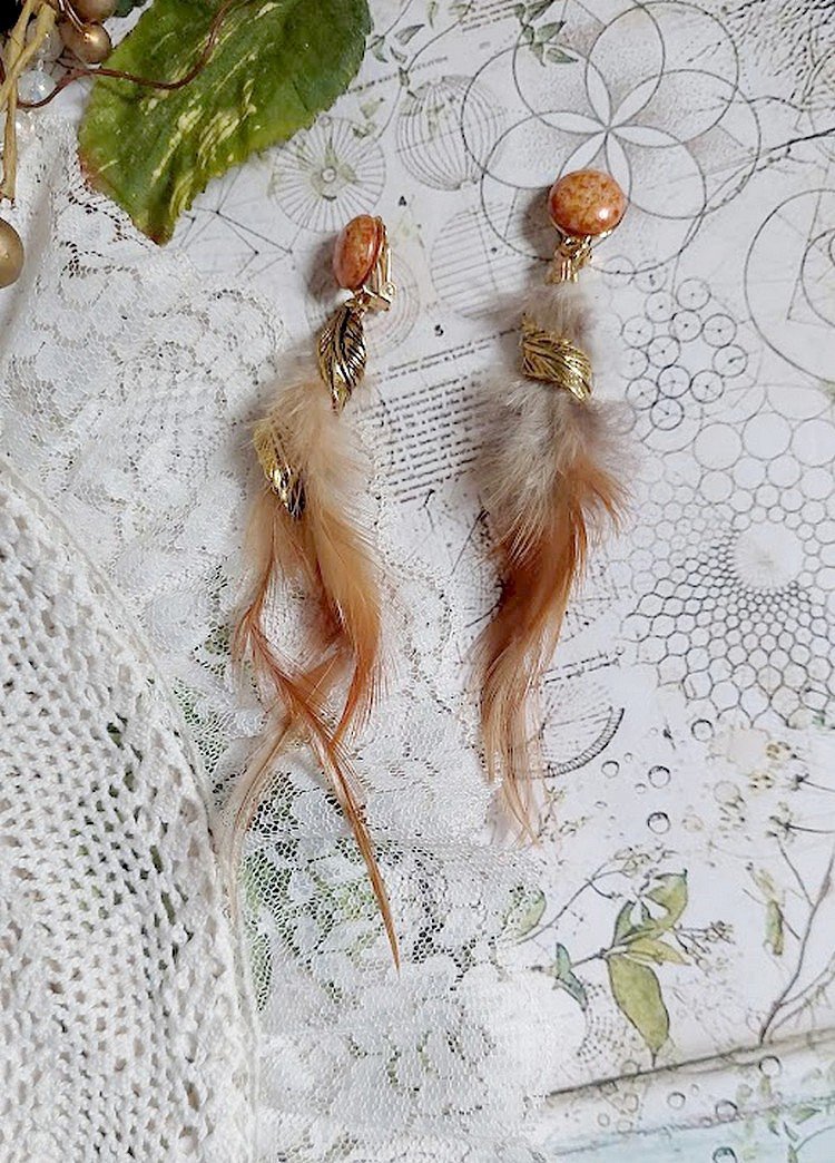 BO Grandes Plumes Ambre montées avec des plumes de Coq effet trois tons Beige, Marron et Blanc, breloques feuilles torsadées Viel Or en Métal, cabochons en Verre sur des clips d’oreill