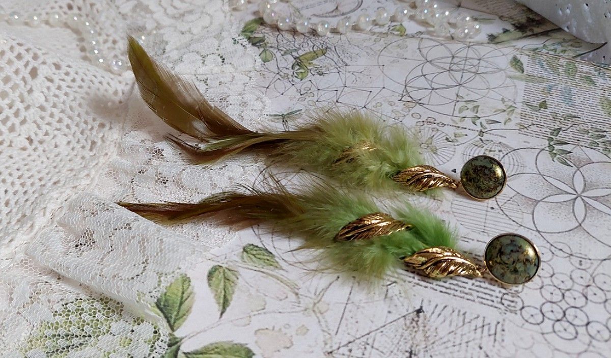 BO Grandes Plumes Vertes montées avec des plumes de Coq effet deux tons Vert et Marron, breloques feuilles torsadées Viel Or en Métal, cabochons en Verre sur des clous d’oreilles Dorés en Laiton