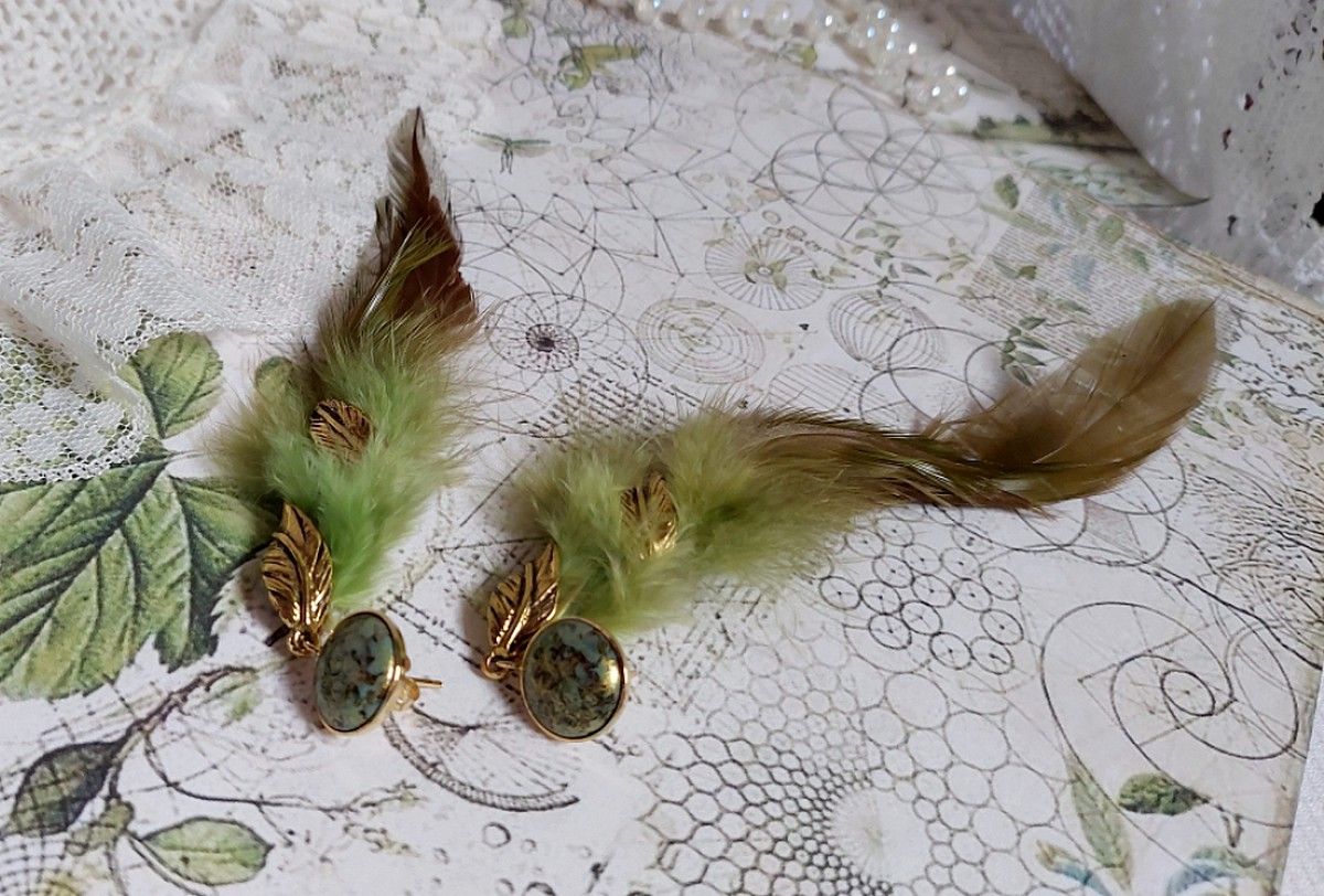 BO Grandes Plumes Vertes montées avec des plumes de Coq effet deux tons Vert et Marron, breloques feuilles torsadées Viel Or en Métal, cabochons en Verre sur des clous d’oreilles Dorés en Laiton