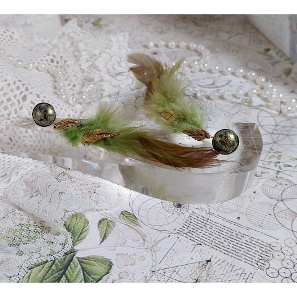BO Grandes Plumes Vertes mont&eacute;es avec des plumes de Coq effet deux tons Vert et Marron, breloques feuilles torsad&eacute;es Viel Or en M&eacute;tal, cabochons en Verre sur des clous d&rsquo;oreilles Dor&eacute;s en Laiton