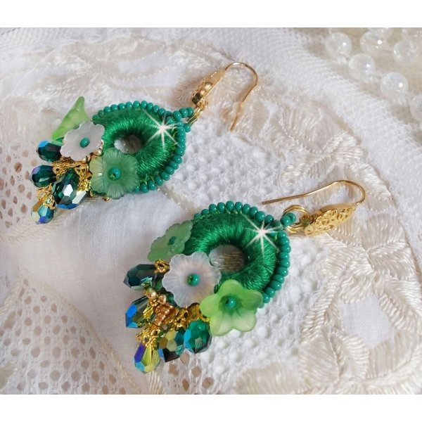 BO Green Iris ricamato con cotone DMC verde smeraldo e gocce di cristallo Swarovski