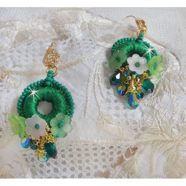 BO Green Iris ricamato con cotone DMC verde smeraldo e gocce di cristallo Swarovski