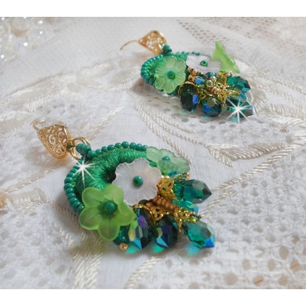 BO Green Iris ricamato con cotone DMC verde smeraldo e gocce di cristallo Swarovski