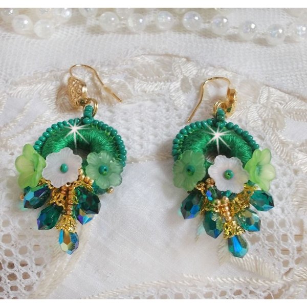 BO Green Iris ricamato con cotone DMC verde smeraldo e gocce di cristallo Swarovski