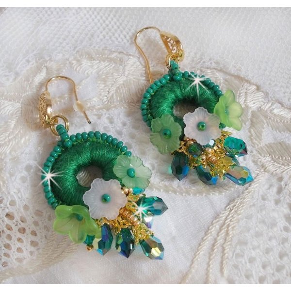 BO Green Iris ricamato con cotone DMC verde smeraldo e gocce di cristallo Swarovski