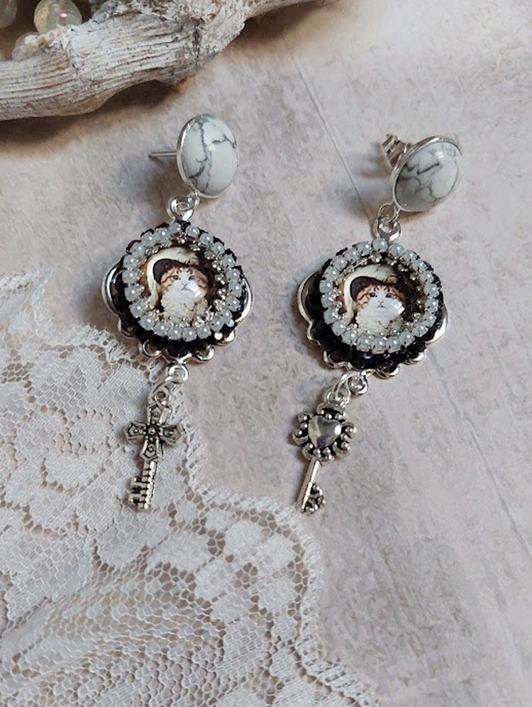 BO Grichou Steampunk avec cabochons verres, strass, howlite, breloques, estampes et clous d'oreilles