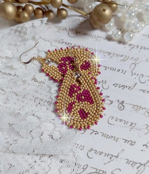 BO Holidays aux teintes colorées de Beige et Fuchsia inspirées des belles vacances. Montées avec des rocailles en Verre sur supports de boucles gouttes, cristaux et crochets Gold Filled 14 carats