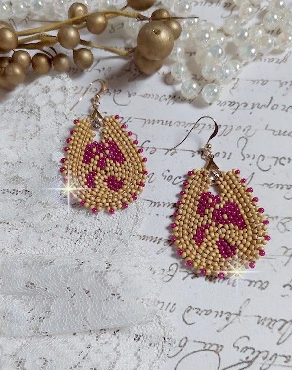 BO Holidays aux teintes colorées de Beige et Fuchsia inspirées des belles vacances. Montées avec des rocailles en Verre sur supports de boucles gouttes, cristaux et crochets Gold Filled 14 carats