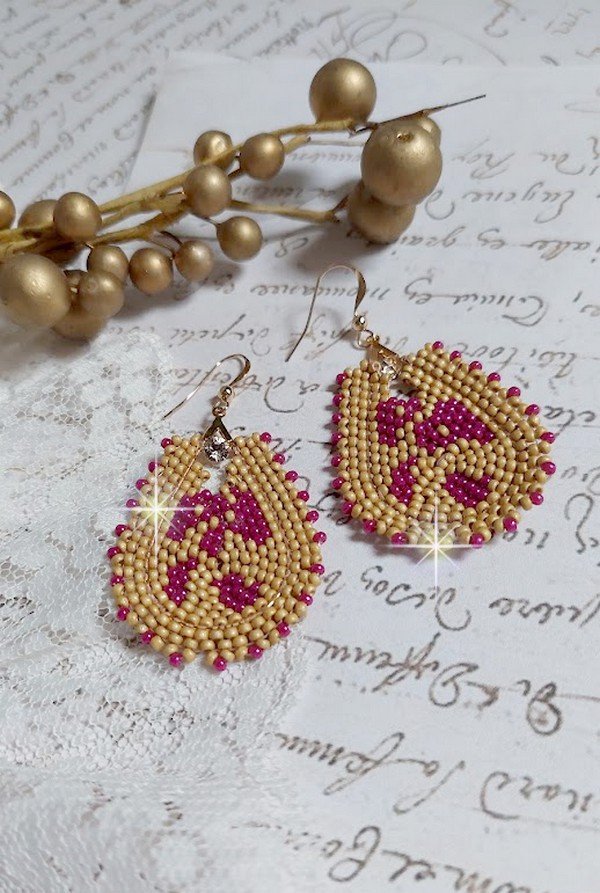 BO Holidays aux teintes colorées de Beige et Fuchsia inspirées des belles vacances. Montées avec des rocailles en Verre sur supports de boucles gouttes, cristaux et crochets Gold Filled 14 carats