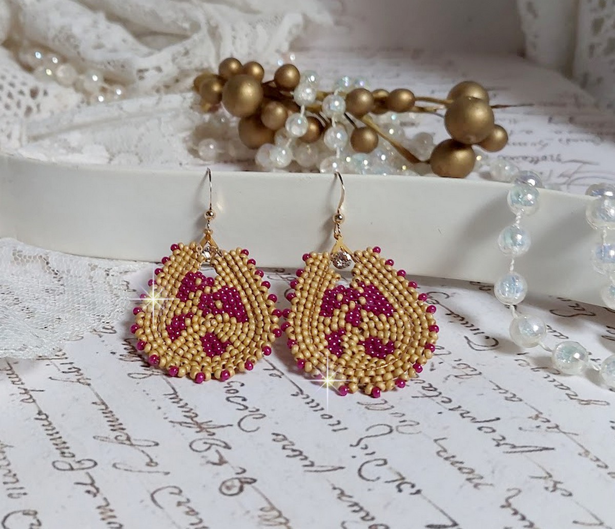 BO Holidays aux teintes colorées de Beige et Fuchsia inspirées des belles vacances. Montées avec des rocailles en Verre sur supports de boucles gouttes, cristaux et crochets Gold Filled 14 carats