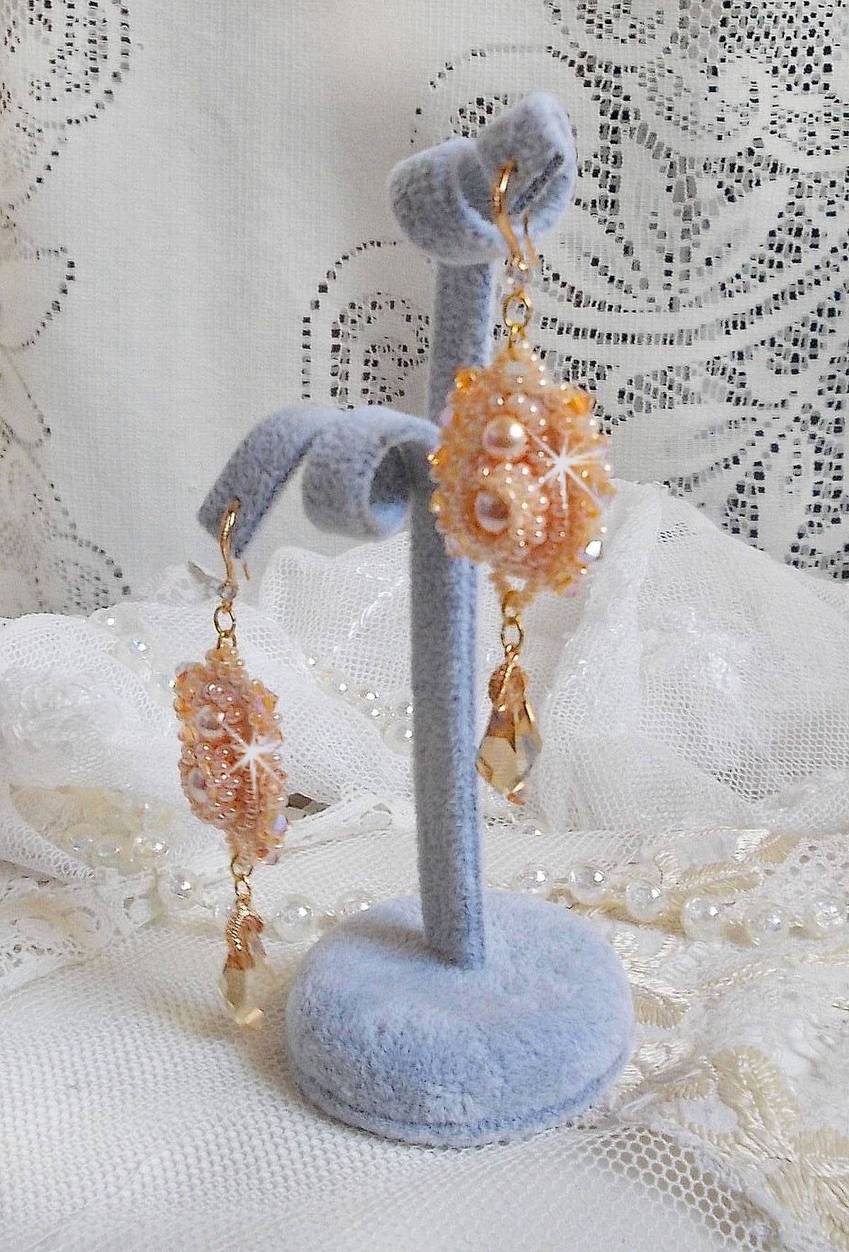 BO Idylle Beauty ricamato con cristalli Swarovski, accessori placcati in oro e perle di semi