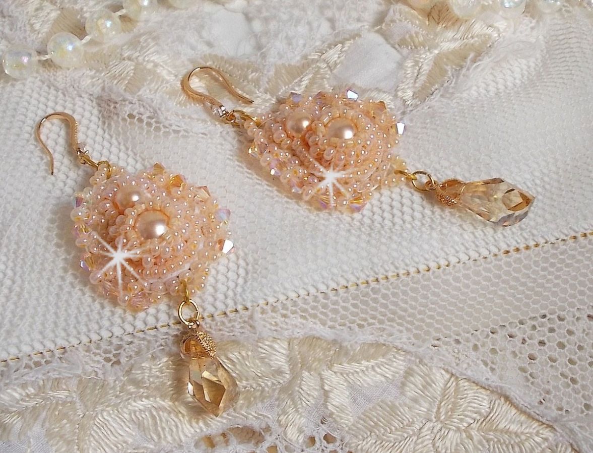 BO Idylle Beauty ricamato con cristalli Swarovski, accessori placcati in oro e perle di semi