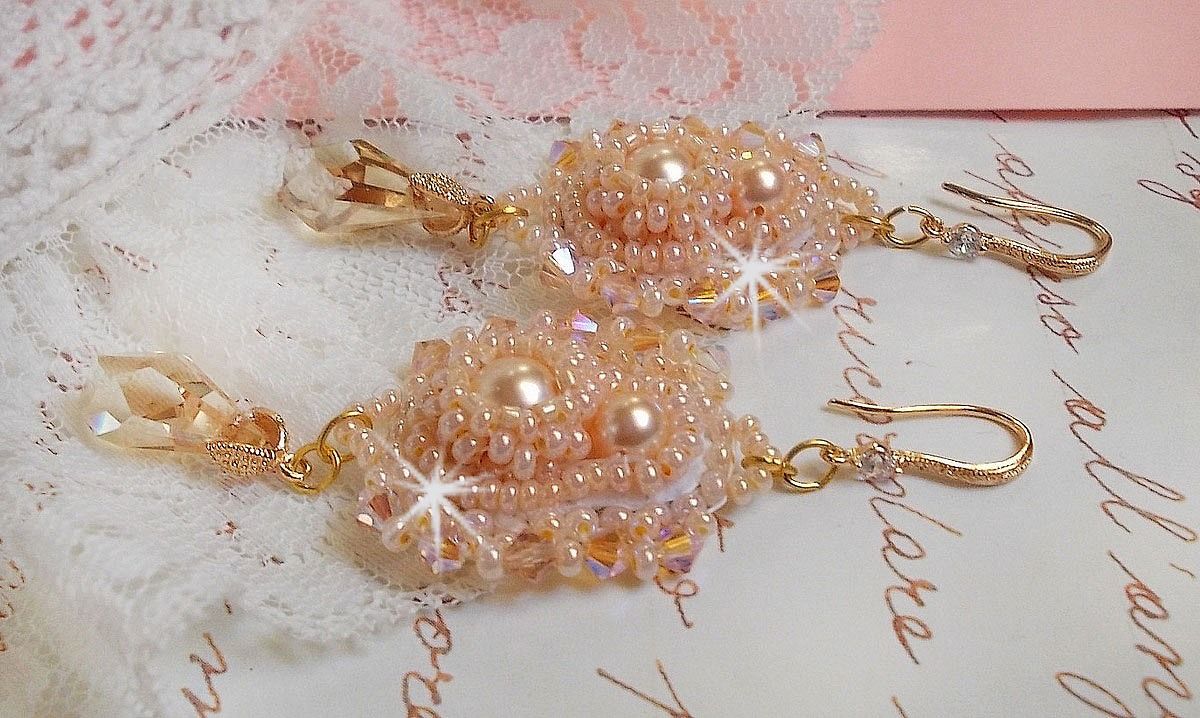 BO Idylle Beauty ricamato con cristalli Swarovski, accessori placcati in oro e perle di semi