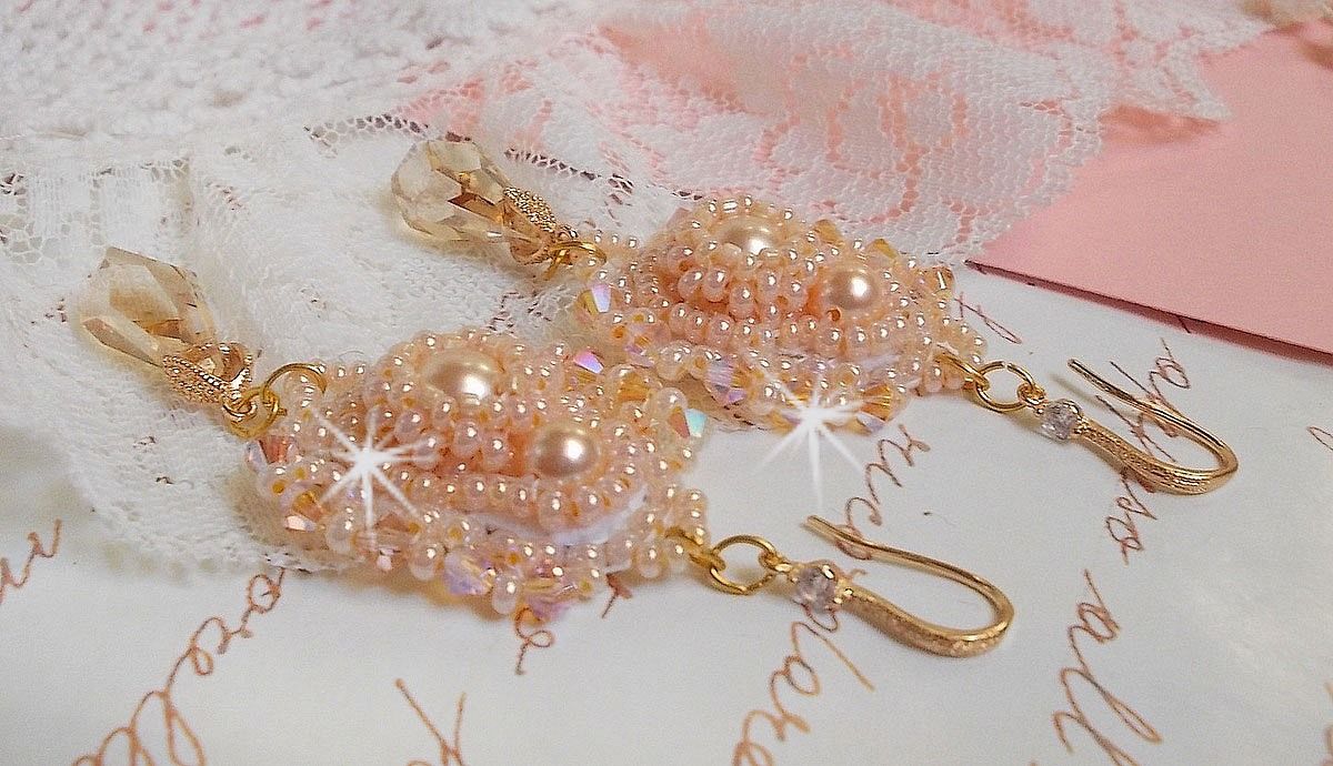 BO Idylle Beauty ricamato con cristalli Swarovski, accessori placcati in oro e perle di semi