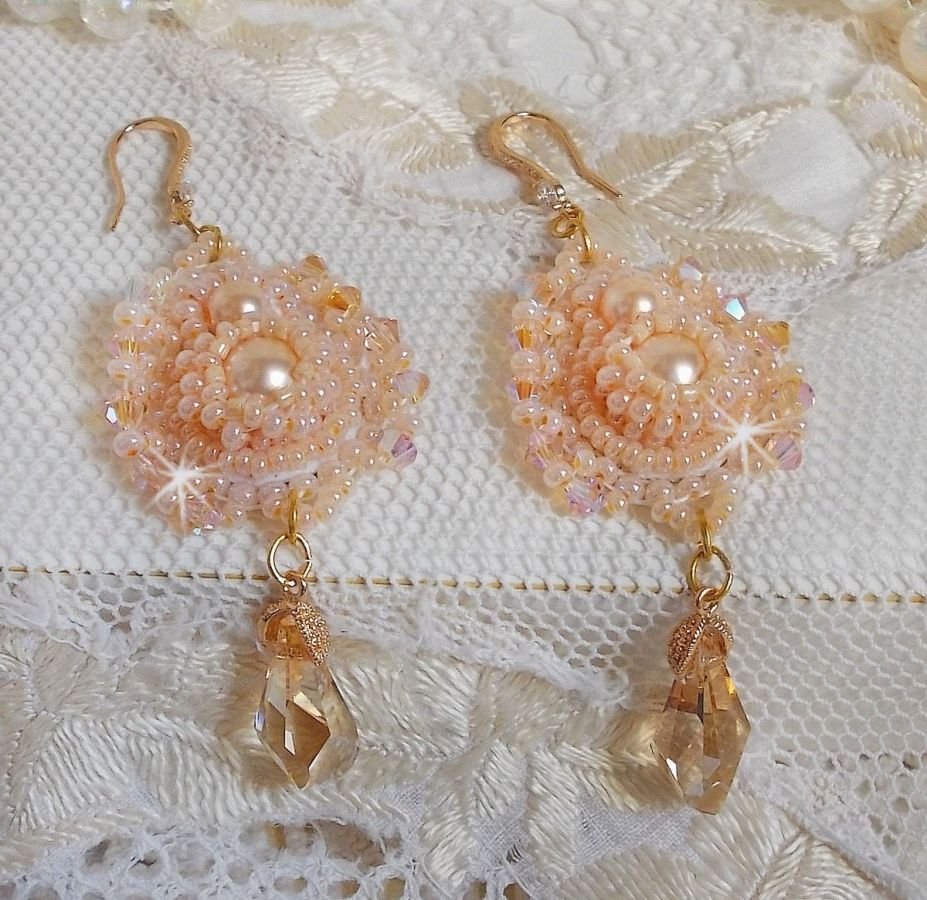 BO Idylle Beauty ricamato con cristalli Swarovski, accessori placcati in oro e perle di semi