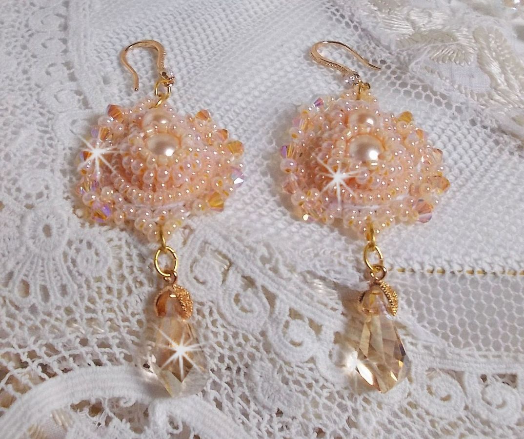 BO Idylle Beauty ricamato con cristalli Swarovski, accessori placcati in oro e perle di semi