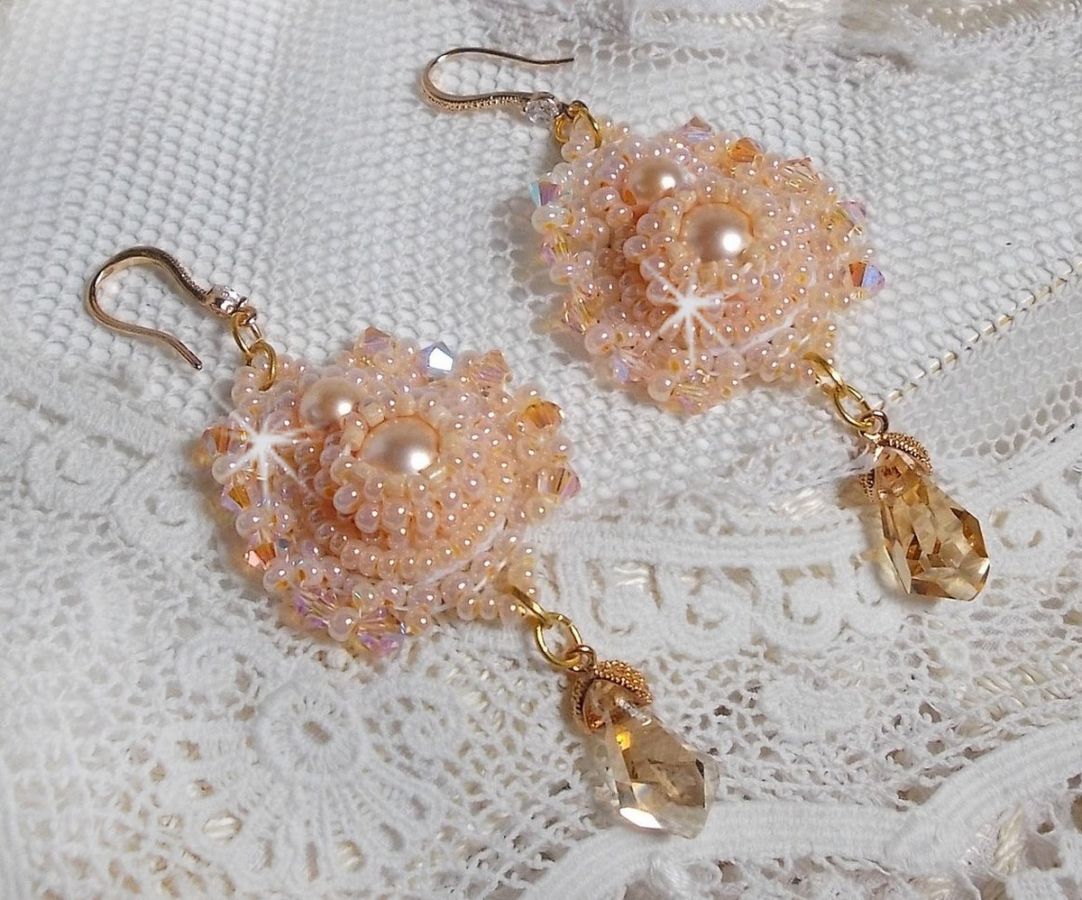 BO Idylle Beauty ricamato con cristalli Swarovski, accessori placcati in oro e perle di semi