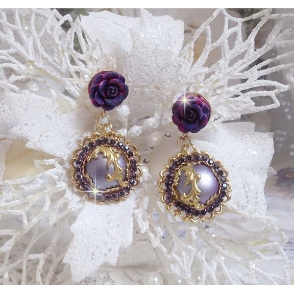 BO Illusions Merveilleuses cr&eacute;&eacute;es avec des cabochons mauve en verre, des entretoises dor&eacute;es et strass&eacute;es de couleur Am&eacute;thyste, estampes filigran&eacute;es, clous d'oreilles dor&eacute;es