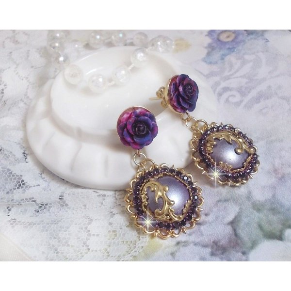 BO Illusions Merveilleuses cr&eacute;&eacute;es avec des cabochons mauve en verre, des entretoises dor&eacute;es et strass&eacute;es de couleur Am&eacute;thyste, estampes filigran&eacute;es, clous d'oreilles dor&eacute;es