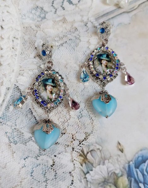 BO Infiniment Bleut&eacute; cr&eacute;&eacute;es avec cabochons verres, perles facett&eacute;es et perles Cristal Swarovski.